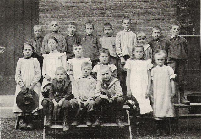 De eerste klas voor achterlijke kinderen op de school van Meester D. Köhler.